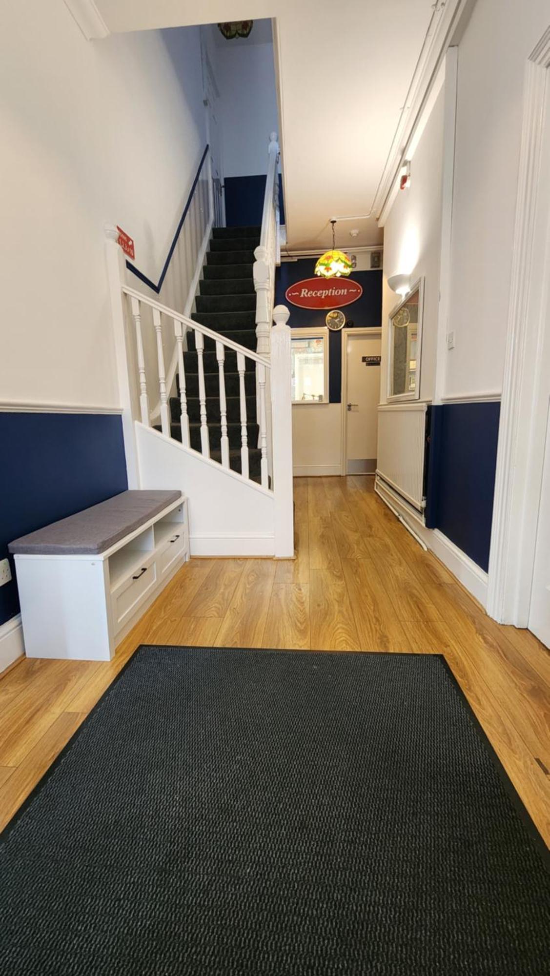 Gatwick Castle B&B Horley Eksteriør billede