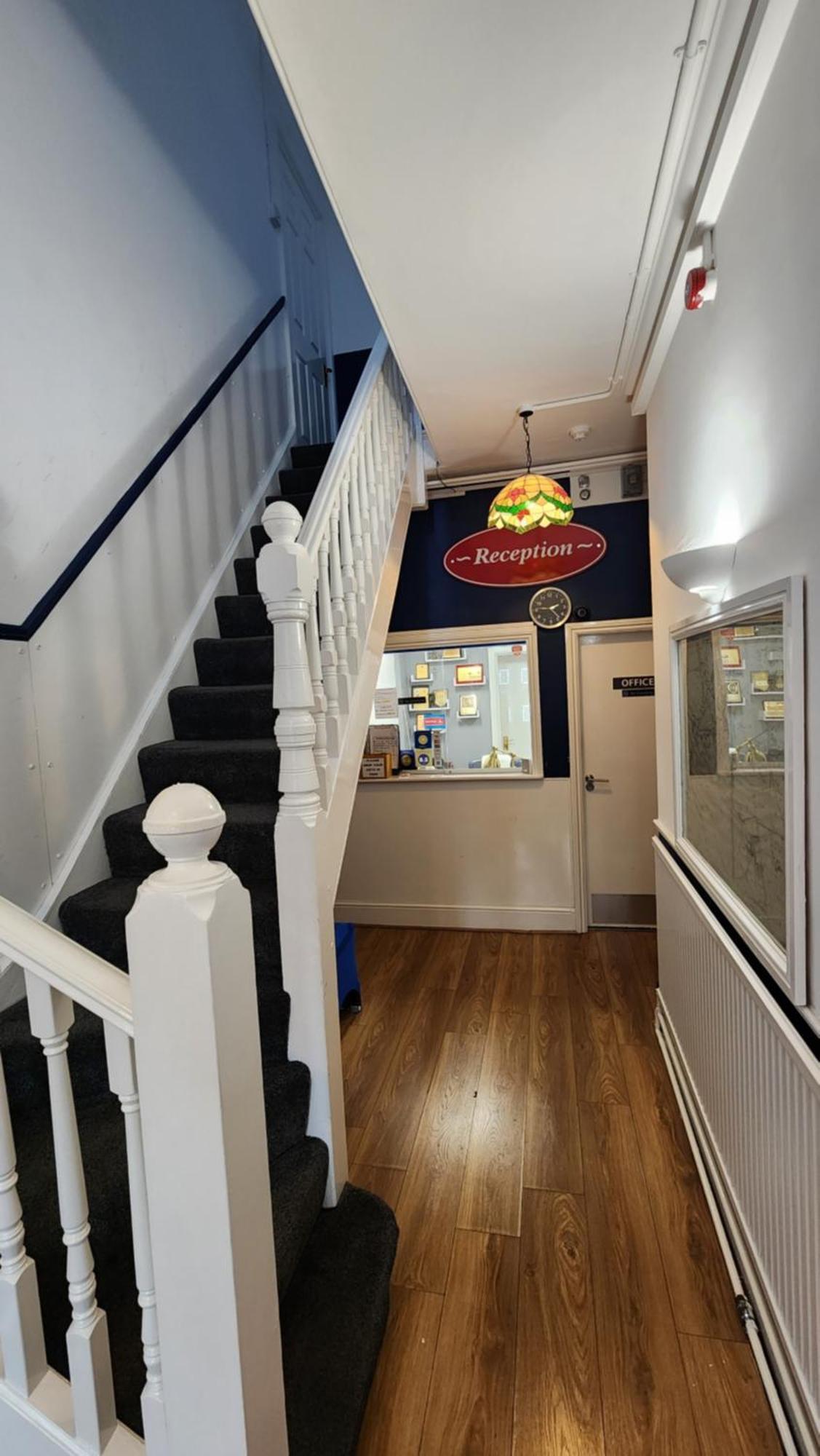 Gatwick Castle B&B Horley Eksteriør billede