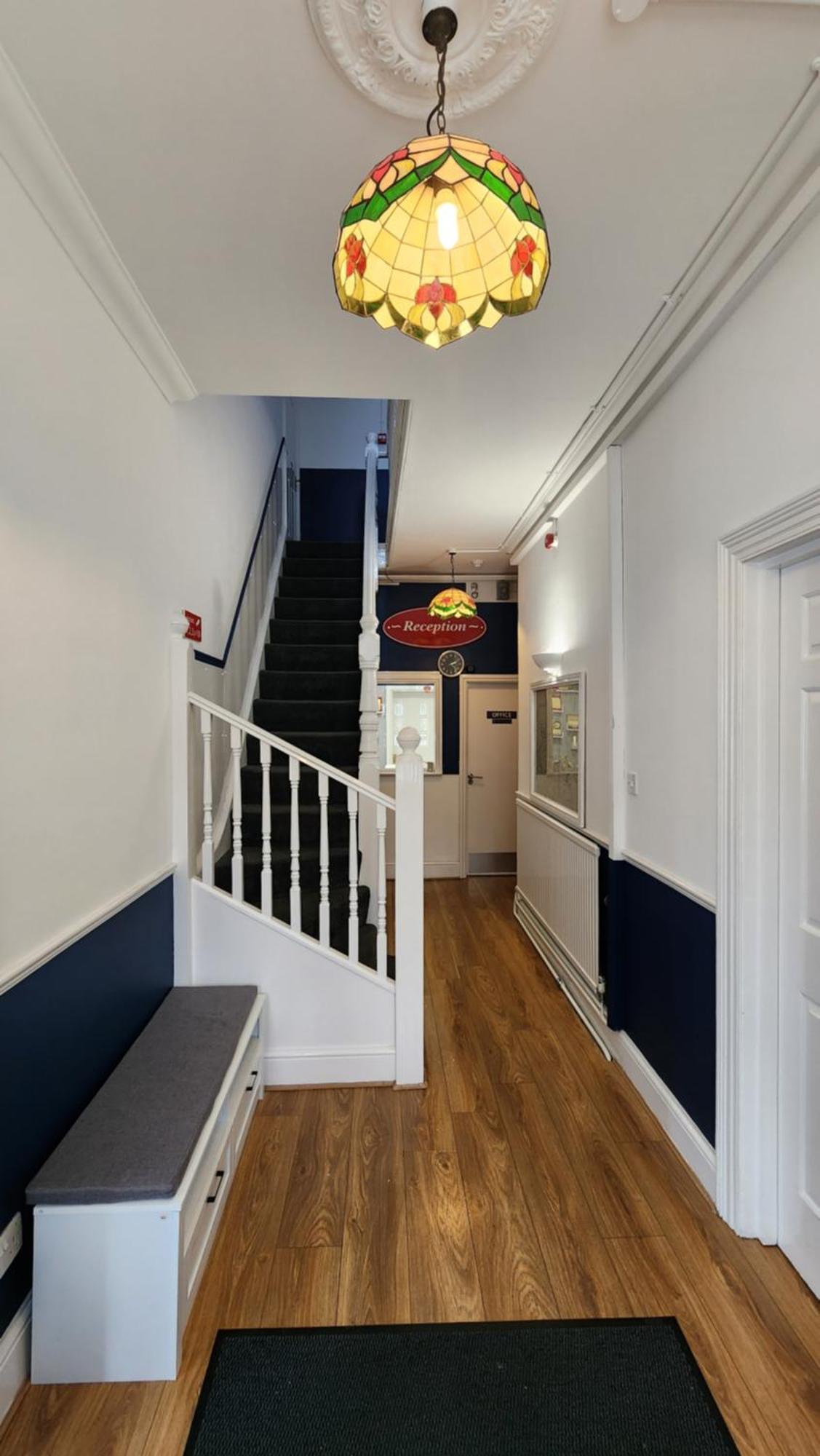 Gatwick Castle B&B Horley Eksteriør billede