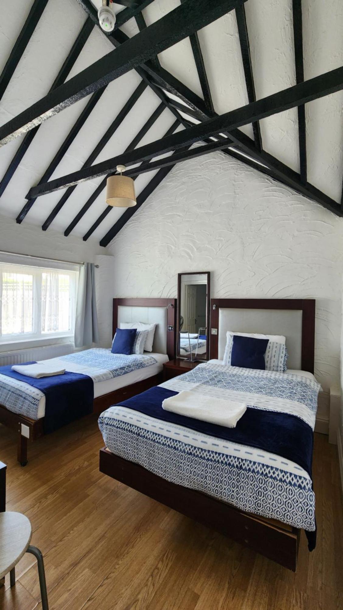 Gatwick Castle B&B Horley Eksteriør billede
