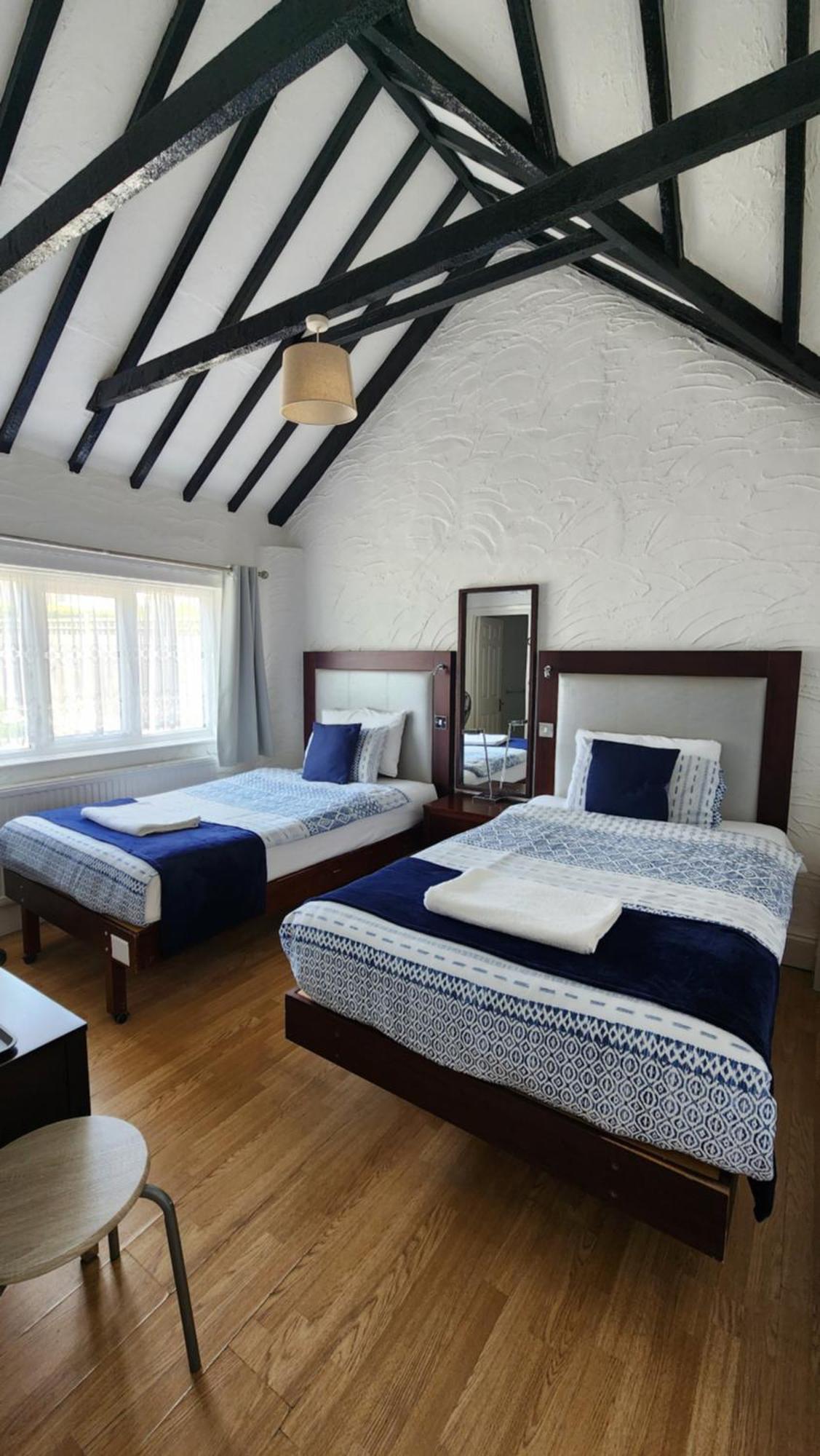 Gatwick Castle B&B Horley Eksteriør billede