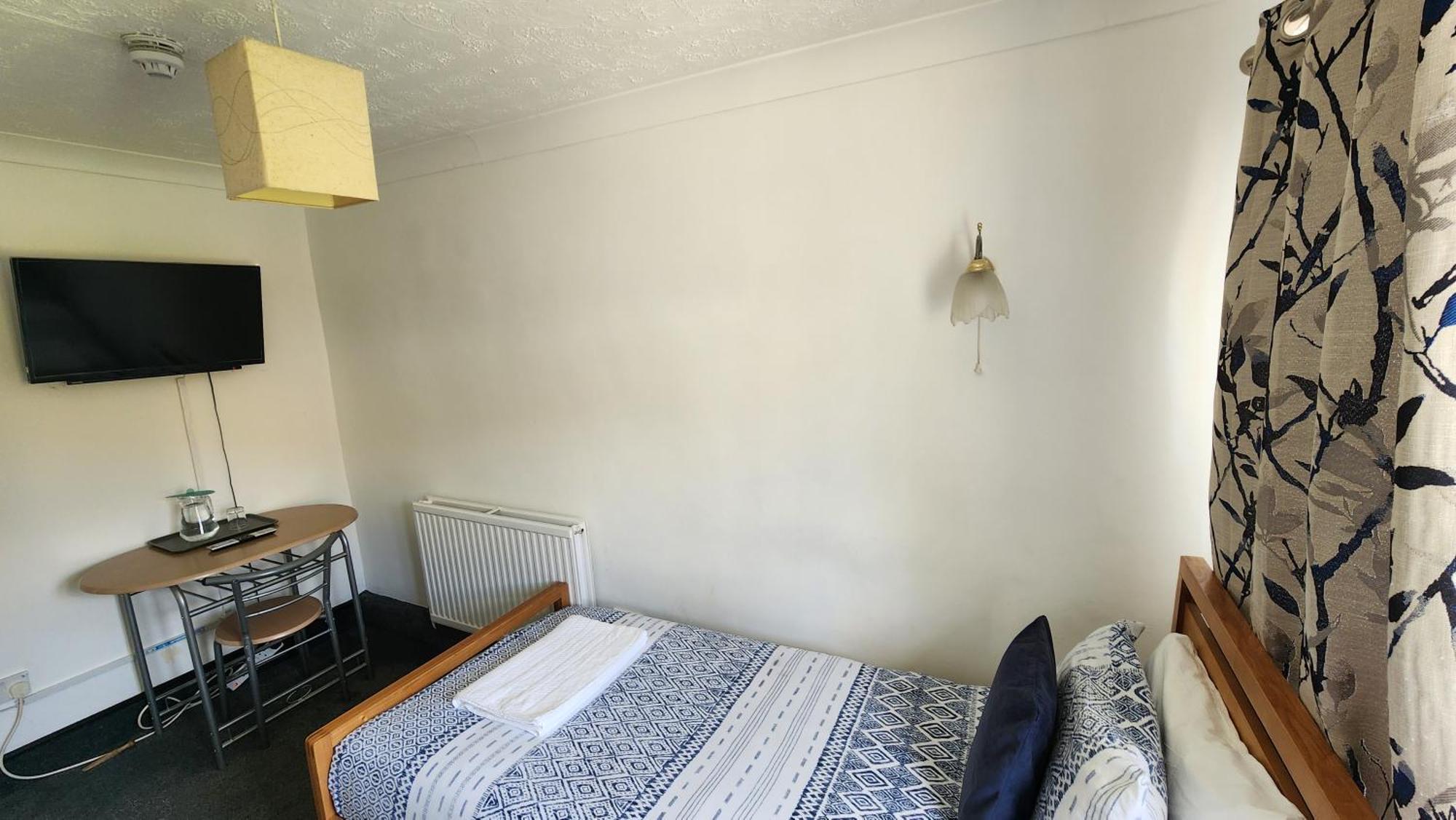 Gatwick Castle B&B Horley Eksteriør billede