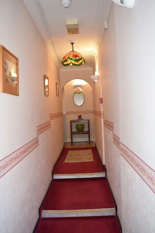 Gatwick Castle B&B Horley Eksteriør billede