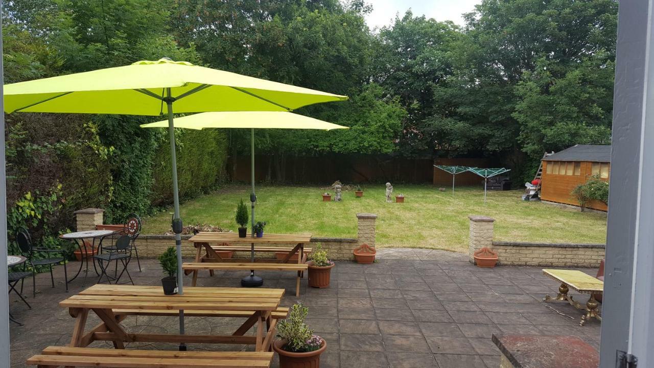 Gatwick Castle B&B Horley Eksteriør billede