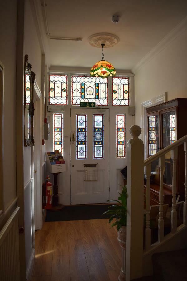 Gatwick Castle B&B Horley Eksteriør billede